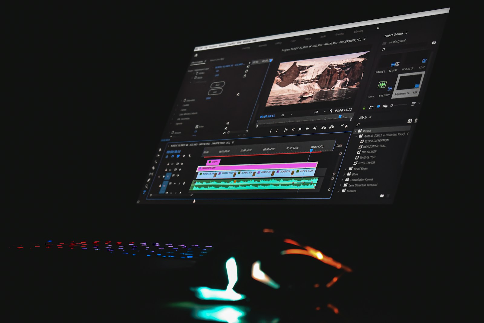 Écran d'ordinateur avec un logiciel de montage vidéo, sa timeline et sa fenêtre d'aperçu